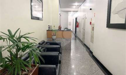 SALAS COMERCIAIS COM UMA VAGA DE GARAGEM NA REGIÃO DA CONSOLAÇÃO.