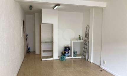 Conjunto comercial ideal para o seu negócio!! Sala ampla, arejada e bem iluminada