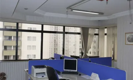 Sala / Conjunto Comercial 52 m² 01 Banheiro 01 Vaga na Saúde com ótima localização - Locação.