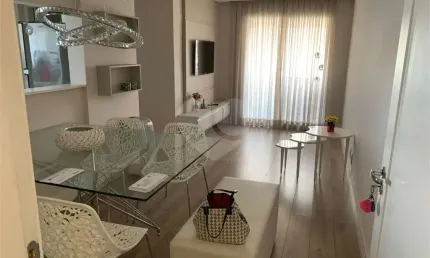 Apartamento com 2 dormitórios, 1 suíte, 1 vaga de garagem e totalmente mobiliado.