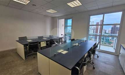 Sala Comercial com 67 m² de área útil, banheiro privativo, ar condicionado e 2 vagas de garagem,
