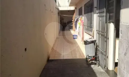 Casa térrea -  com 230 metros quadrados de área útil, 5 banheiros, 2 vagas.