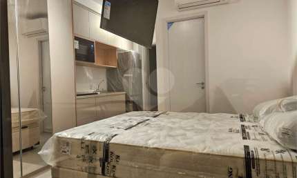 Totalmente mobiliado com ar condicionado, geladeira, cocktop, microondas, armários, cama, televisão