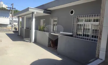 Toda a casa é numa sobreloja com acesso independente por escada. pode ser utilizada como residência