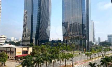 Excelente localização 235 m2 são tres salas conjugadas ,2 Banheiros,06 vagas,Frente do prédio