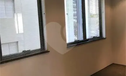 Sala comercial para locação de 57m² no Itaim Bibi com 1 vaga.