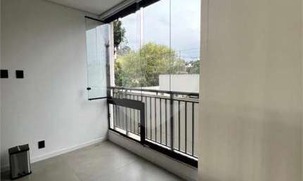 Dois quartos, 1 Suíte, varanda com churrasqueira, no Morumbi. Próximo ao Metrô