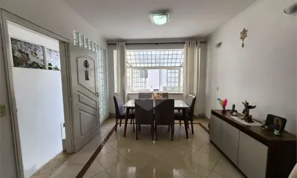 Casa assobradada em uma tranquila vila no coração do bairro de Santana. 3 suítes, 3 vagas.