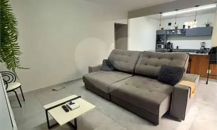 Apartamento reformado com dois dormitórios em Mirandópolis.