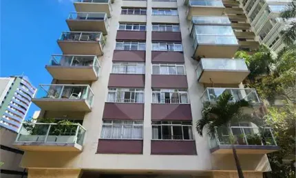 Apartamento de 188 m2 no itaim bibi com ampla sala com sacada, 3 quartos sendo uma suíte