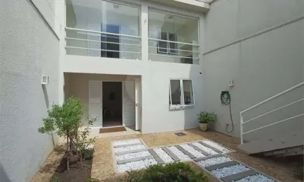 Casa comercial disponível para locação no bairro Lapa.