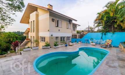 Casa com 3 quartos à venda na Rua Professor Antônio José Remião, 263, Espírito Santo, Porto Alegre, 210 m2 por R$ 850.000