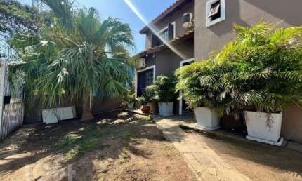 Casa com 3 quartos à venda na Rua Doutora Noemi Valle Rocha, 430, Guarujá, Porto Alegre, 139 m2 por R$ 890.000