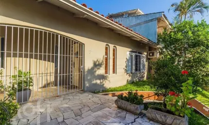 Casa com 3 quartos à venda na Avenida Delmar Rocha Barbosa, 181, Rubem Berta, Porto Alegre, 290 m2 por R$ 650.000