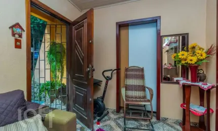 Casa com 3 quartos à venda na Rua Finlandia, 150, Lomba do Pinheiro, Porto Alegre, 180 m2 por R$ 220.000