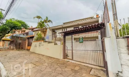 Casa com 5 quartos à venda na Avenida Nonoai, 1686, Nonoai, Porto Alegre, 358 m2 por R$ 800.000