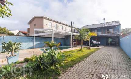 Casa com 4 quartos à venda na Rua Jerolomo Minuzo, 317, Vila Nova, Porto Alegre, 304 m2 por R$ 900.000