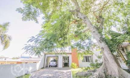 Casa com 4 quartos à venda na Avenida Leonardo Carlucci, 86, Espírito Santo, Porto Alegre, 120 m2 por R$ 800.000