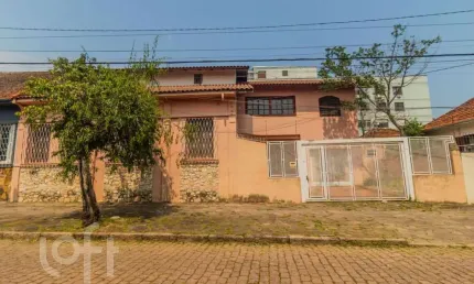Casa com 4 quartos à venda na Rua Ponche Verde, 163, Medianeira, Porto Alegre, 438 m2 por R$ 598.000