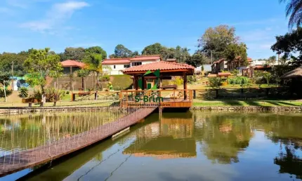 Linda chácara com lago com peixes em atibaia. a poucos minutos do centro e comércios em geral