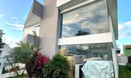 Linda Casa à venda em Buraquinho. Condomínio Fechado R$ 1.500.000