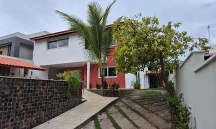 Vendo excelente casa em Vilas do Atlântico!!! R$ 1.150.000,00.