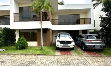 OPORTUNIDADE!!! Linda Casa à Venda em Buraquinho R$ 1.50.000,00.
