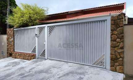 Casa com 3 dormitórios à venda, 140 m² por R$ 640.000,00 - Jardim Chácara dos Pinheiros - Botucatu/SP