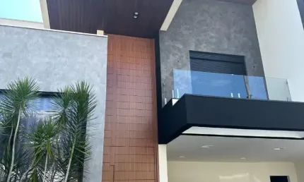Belíssima casa alto padrão, completamente mobiliada para locação por apenas R$ 22.000 no Residencial Jaguary. Um convite ao luxo e sofisticação!