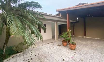 Casa com 03 Dormitórios e Piscina a poucos metros da Praia