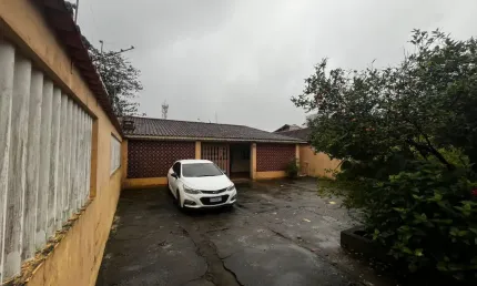 Casa lote inteiro a 100m da praia com 2 suítes com muito quintal na frente e construção nos fundos