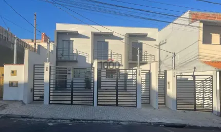 Parque Guarani, casa 2 quartos, 2 banheiros, quintal, garagem.