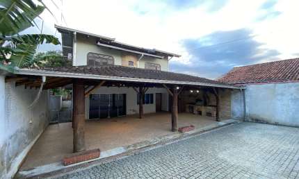 Sobrado para aluguel tem 160 metros quadrados com 3 quartos em Aventureiro - Joinville - SC