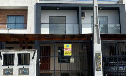 Sobrado geminado medindo 79 metros, localizado no Bairro Espinheiros, Joinville/SC.