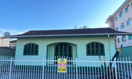 Casa alvenaria medindo 120m², localizada no bairro Iririu, Joinville/SC