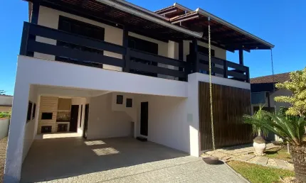 Lindo sobrado medindo 290m², localizado no bairro Comasa, Joinville/SC.