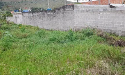 Lote com topografia plana, com 300 metros quadrados em Chapéu D'uvas