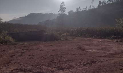 Excelente topografia, totalmente plana, com lago na divisão de fundos
