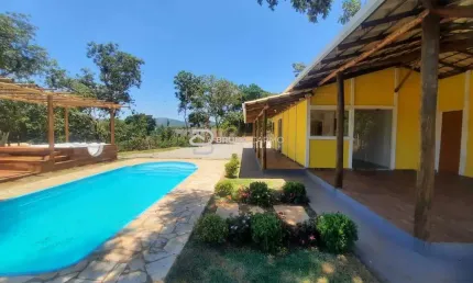 Chácara com 700m² com área gourmet e piscina no Parque dos Coqueiros