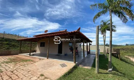 Chácara com piscina e área de lazer com churrasqueira em Pedra Linda