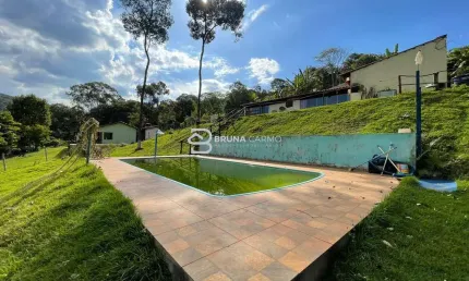 Chácara 1000m² com 02 quartos, piscina, churrasqueira em Itatiaiuçu-MG
