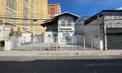 Casa comercial com 6 salas para alugar na Rua Visconde do Rio Branco, Centro, Taubaté