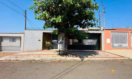 Casa com 3 quartos à venda no Jardim Pacaembu, Londrina  por R$ 680.000