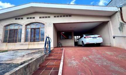 Casa com 4 quartos para alugar no Jardim Morumbi, Londrina  por R$ 2.500