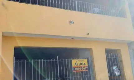 Imóvel com 3 moradias em boa localização, com comércio, pontos de interesse e 10 minutos do terminal Piraporinha. Necessita reforma.
