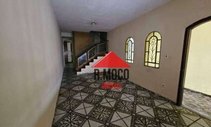 Sobrado com 3 dormitórios, sendo 1 suíte e 2 vagas cobertas à venda, 250 m² por R$ 470.000