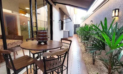 Linda casa no condomínio estância dos ipês, charmosa, prática e funcional!