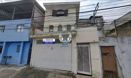 SOBRADO COM 03 DORMITÓRIOS, 04 VAGAS DE GARAGEM, TENDO 02 CASAS NOS FUNDOS COM C