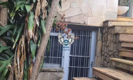 SOBRADO NA ÁGUA FRIA COM 03 DORMITÓRIOS E 05 VAGAS DE GARAGEM