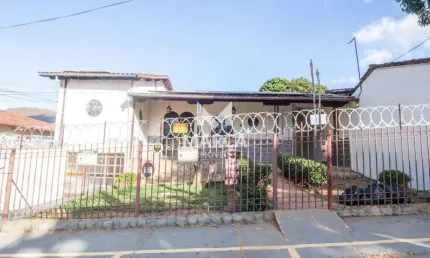 Casa com Potencial Comercial ou Residencial no Palmeiras | Casa com Suíte e 2 Vagas | Aluguel Fácil